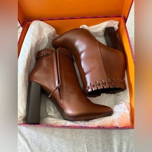 Tory Burch Sarava brown leather booties with block heel
Color: caramel
Size: 7.5